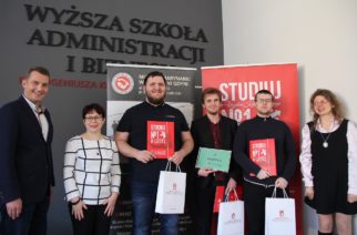 Podium finału Konkursu Wiedzy Historycznej Uczelni Kwiatkowskiego dla licealistów z Kartuz