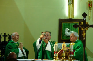 Ks. Tomasz Juchniewicz (w środku) fot. Parafia w Wierzchucinie