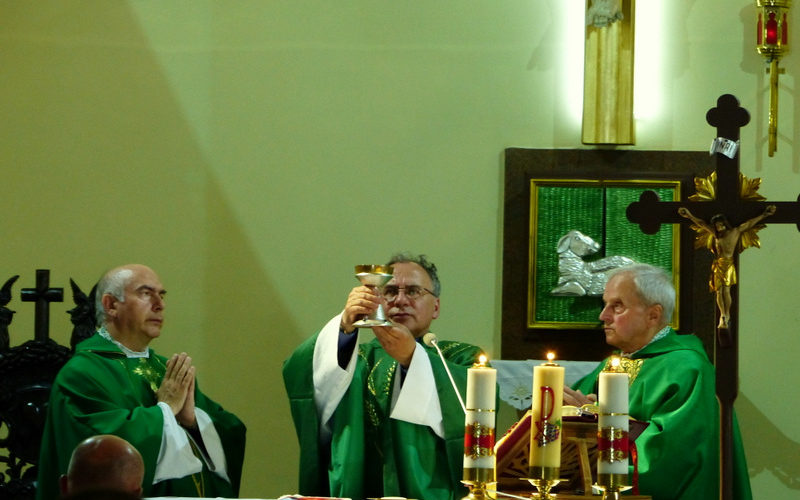 Ks. Tomasz Juchniewicz (w środku) fot. Parafia w Wierzchucinie