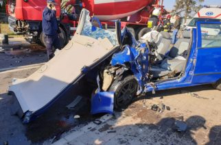 Zderzenie osobówki z betoniarką w Stężycy. Jedna osoba w szpitalu