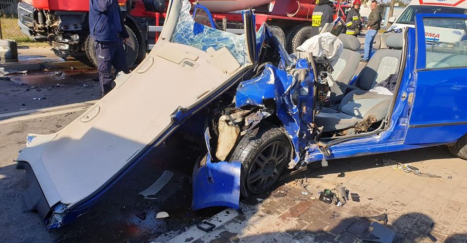 Zderzenie osobówki z betoniarką w Stężycy. Jedna osoba w szpitalu