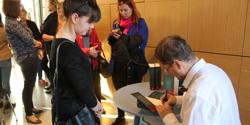 Kryminał w zakonnym, kartuskim klimacie… Autor „Bez rozgrzeszenia” spotkał się z czytelnikami z Kartuz [ZDJĘCIA]