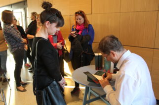 Kryminał w zakonnym, kartuskim klimacie… Autor „Bez rozgrzeszenia” spotkał się z czytelnikami z Kartuz [ZDJĘCIA]