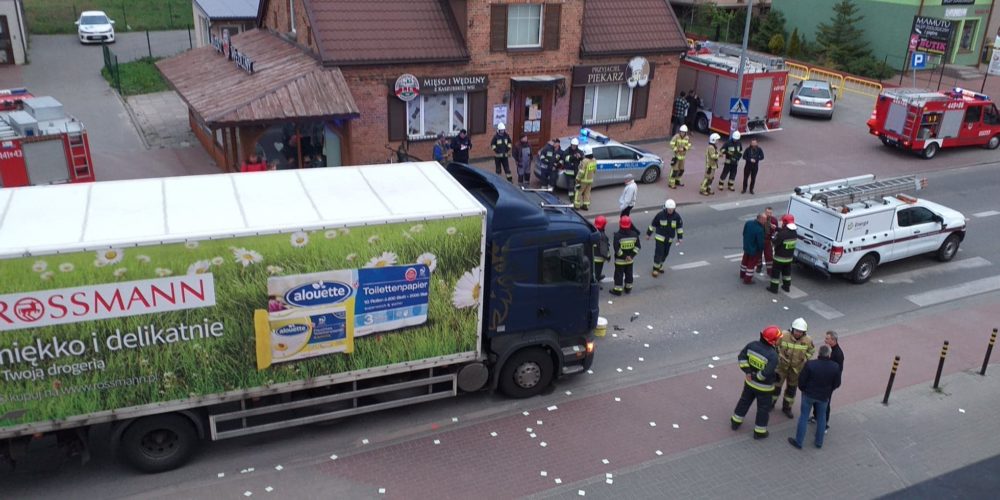 Ciężarówka najechała na tył samochodu. Jedna osoba ranna