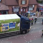 Ciężarówka najechała na tył samochodu. Jedna osoba ranna