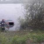 BMW wjechało do stawu w Hopach