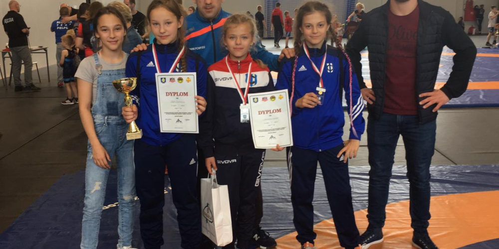 Trzy medale kartuskich zapaśniczek!