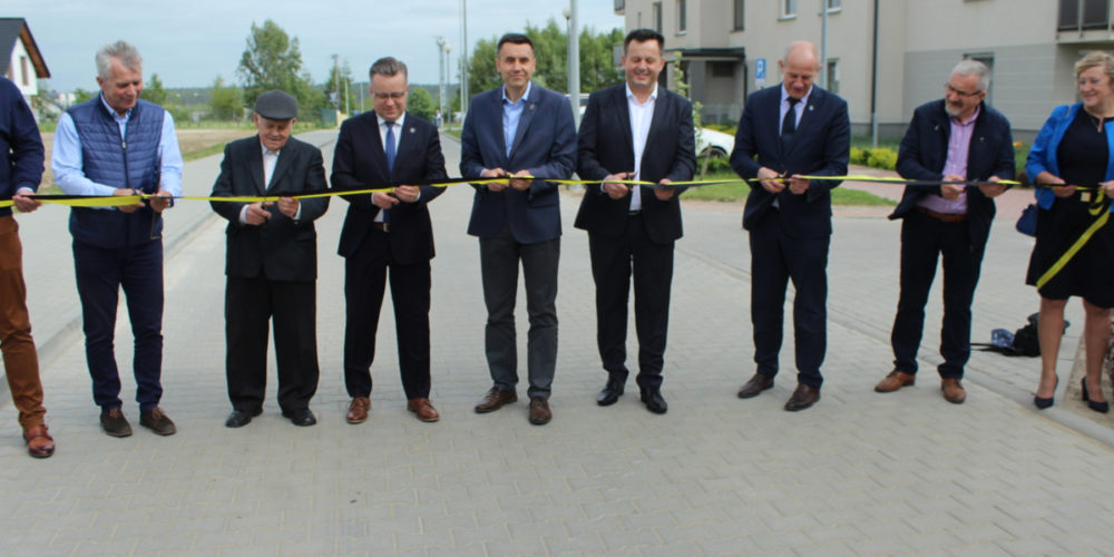 Przecięcia wstęgi dokonał Burmistrz Wojciech Kankowski, Przewodniczący RM Witold Szmidtke, Prezes Zarządu Makurat Invest Mirosław Makurat oraz przedstawiciele mieszkańców