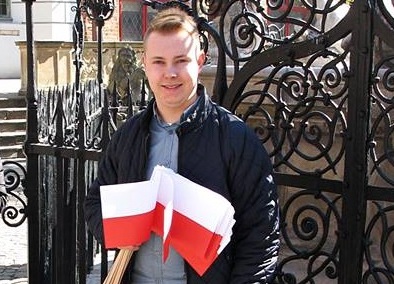 Radny Tyberiusz Kriger rozda flagi na Rynku w Kartuzach