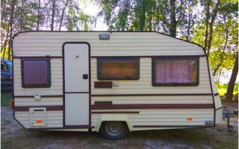 Policja poszukuje świadków kradzieży przyczepy kempingowej