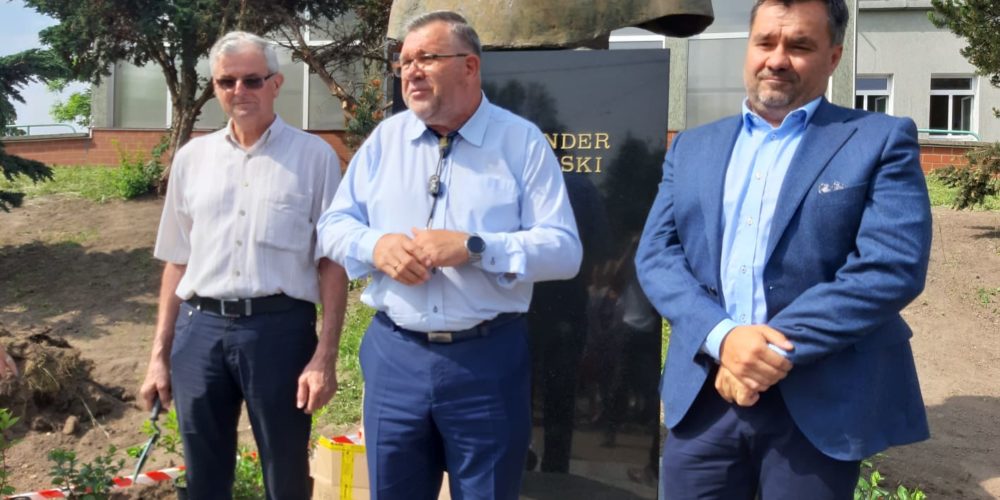 Zieleń przy pomniku Aleksandra Majkowskiego w Kartuzach