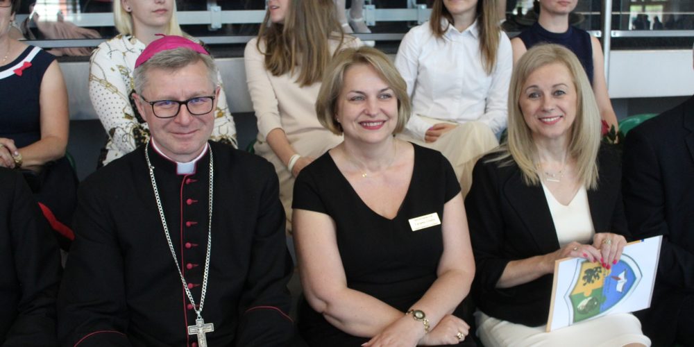 Ostatnie spotkanie w murach szkoły. W Szkole Podstawowej w Kiełpinie pożegnano absolwentów [ZDJĘCIA] 2019