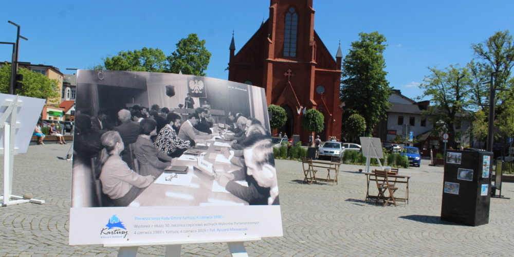 W Kartuzach upamiętniono 30. rocznicę wolnych wyborów w Polsce specjalną wystawą archiwalnych zdjęć fot. P.CH. / zKaszub.info