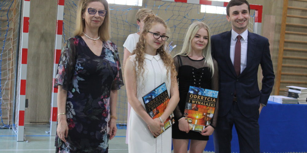 Koniec siedzenia w szkolnych ławkach, czas na wakacje! Zakończenie roku szkolnego w ZSZiO w Kartuzach [ZDJĘCIA]