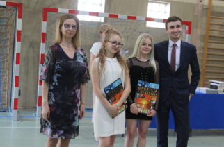 Koniec siedzenia w szkolnych ławkach, czas na wakacje! Zakończenie roku szkolnego w ZSZiO w Kartuzach [ZDJĘCIA]