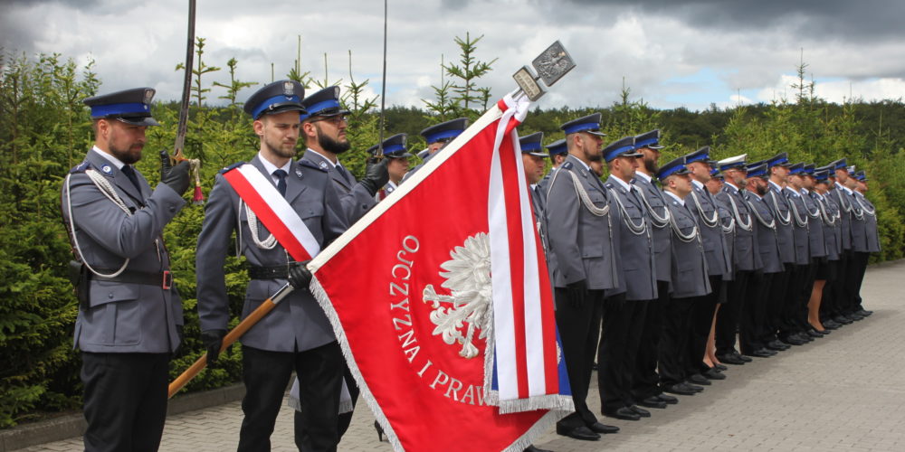 Święto 100-lecia Policji w Kartuzach. Funkcjonariusze otrzymali awanse i odznaczenia [ZDJĘCIA]