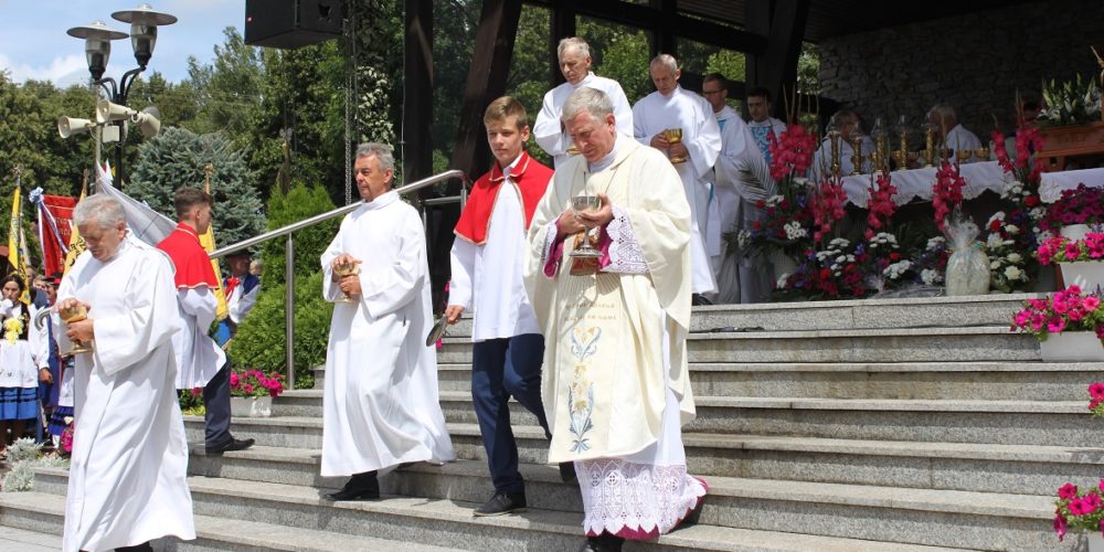 Tysiące wiernych na odpuście Matki Bożej Szkaplerznej w Sianowie [ZDJĘCIA] 2019