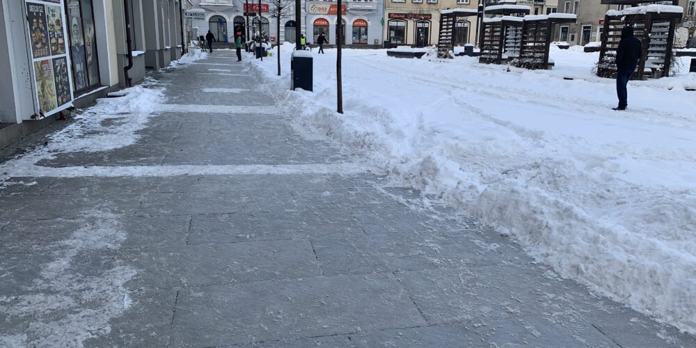 Kartuzy. Mamy zimę – mamy „ślizgawicę” na Rynku