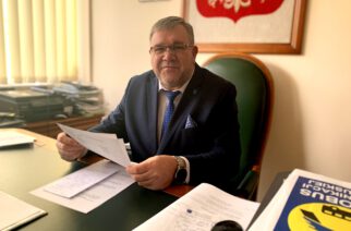 Kartuzy. Burmistrz o swojej nieobecności na sesjach: „Próby przekonywania radnych do moich racji działają na nich jak woda na młyn…”