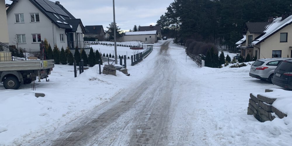 Kiełpino. „Burmistrz robi piękne i śliskie deptaki, a nie może zająć się drogami…”
