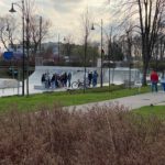 Kartuzy. Skatepark – plac budowy miejscem gromadzenia się młodzieży. „Gdzie jest Straż Miejska?”