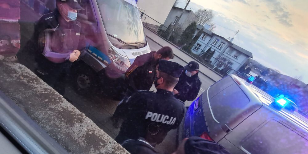 Kartuzy. Jeden z miejskich radnych w policyjnym nalocie na „Pretekst” (wideo) AKTUALIZACJA