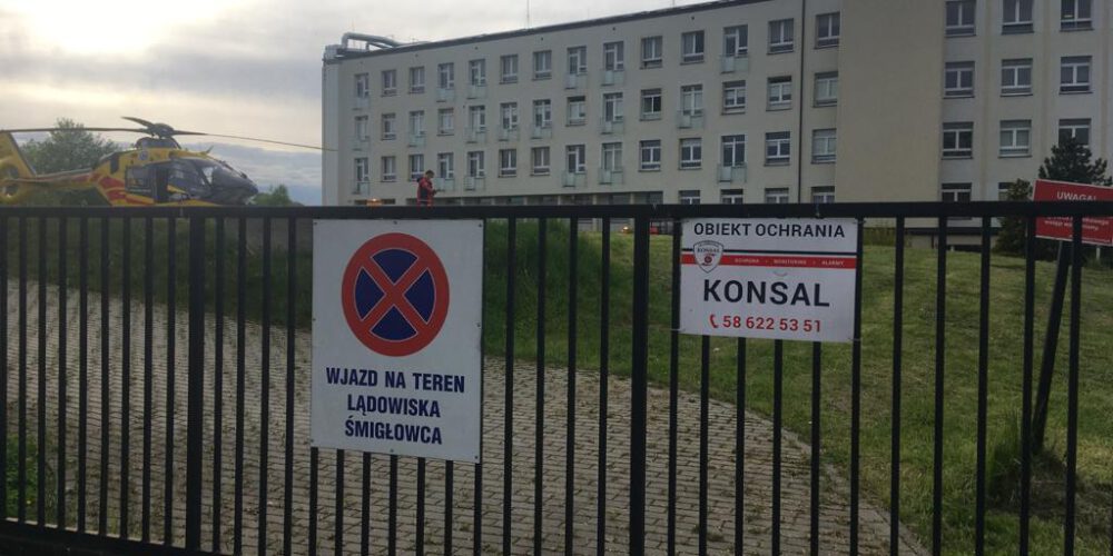 Kartuzy. Karetka nie mogła wjechać na teren lądowiska przy szpitalu? Czytelniczka: „To skandaliczne…” (wideo)