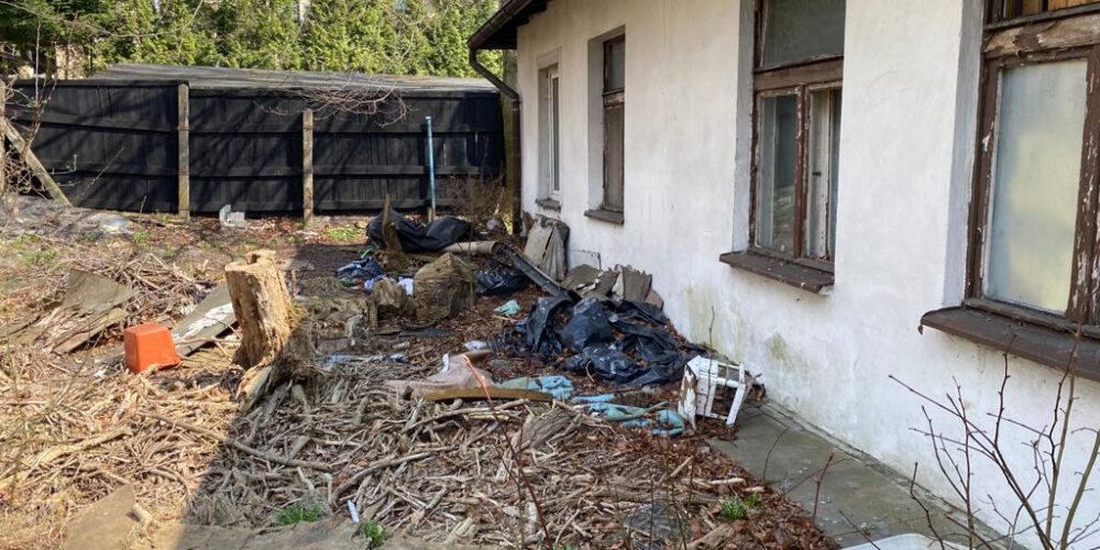 Kartuzy. List czytelniczki: „Wizytówką tej posesji było kilka wielkich pojemników na śmieci, wiecznie przepełnionych butelkami…” (zdjęcia)