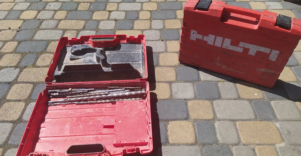 Kiełpino. „Cichy” złodziej w biały dzień. „Jechaliśmy do pracy, brama była zamknięta…”