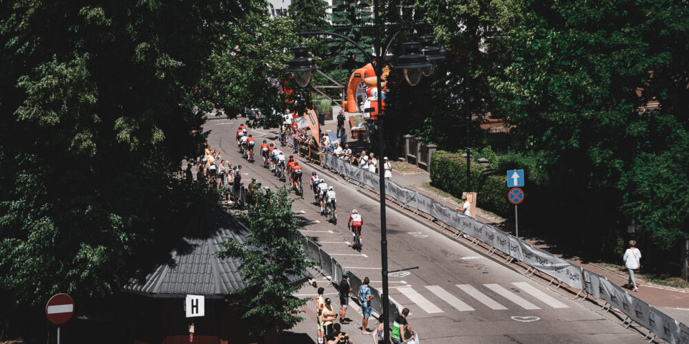 Kartuzy. Promocja miasta czy bezmyślny paraliż? Społeczność podzielona w sprawie mistrzostw kolarskich