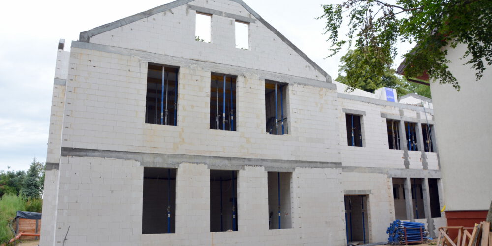 Pępowo. Rozbudowa szkoły na półmetku