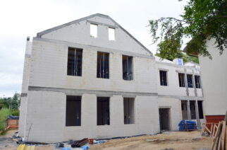 Pępowo. Rozbudowa szkoły na półmetku