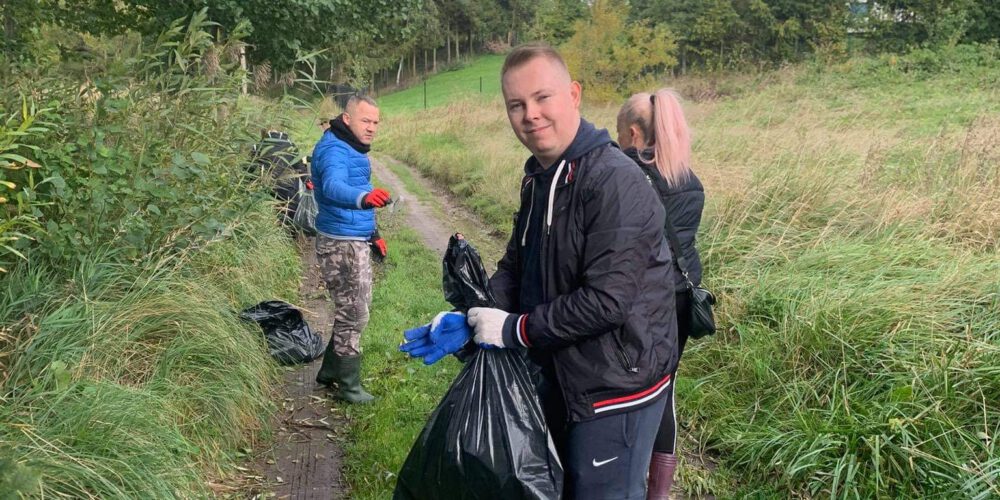 Łapalice. Mieszkańcy z radnym T. Krigerem posprzątali teren przy jeziorze