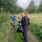 Łapalice. Mieszkańcy z radnym T. Krigerem posprzątali teren przy jeziorze