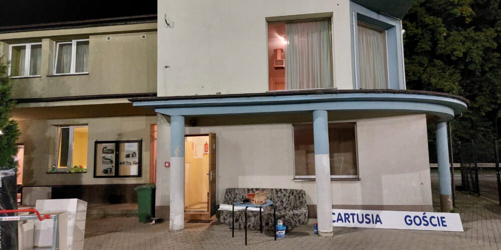 Kartuzy. Ruszyły prace, związane z rozbudową budynku przy stadionie