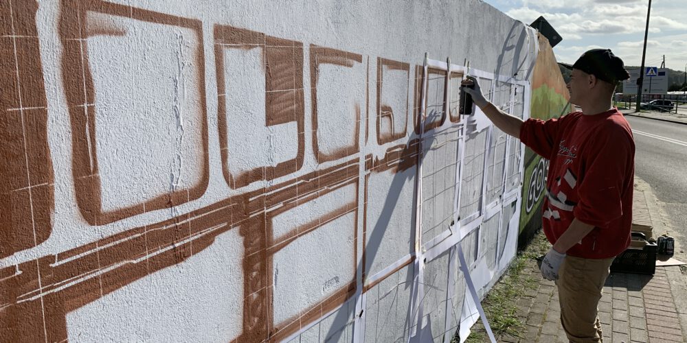 Somonino. Na przystanku autobusowym powstaje mural. Poznaj autora!