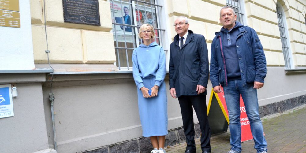 Kartuzy. Tablica, upamiętniająca przedwojennego naczelnika PP, zawisła na gmachu poczty