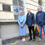 Kartuzy. Tablica, upamiętniająca przedwojennego naczelnika PP, zawisła na gmachu poczty