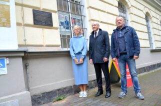 Kartuzy. Tablica, upamiętniająca przedwojennego naczelnika PP, zawisła na gmachu poczty