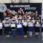 Kartuzy. Pierwszaki z „dwójki” po pasowaniu na ucznia. Zobacz zdjęcia i wideo!