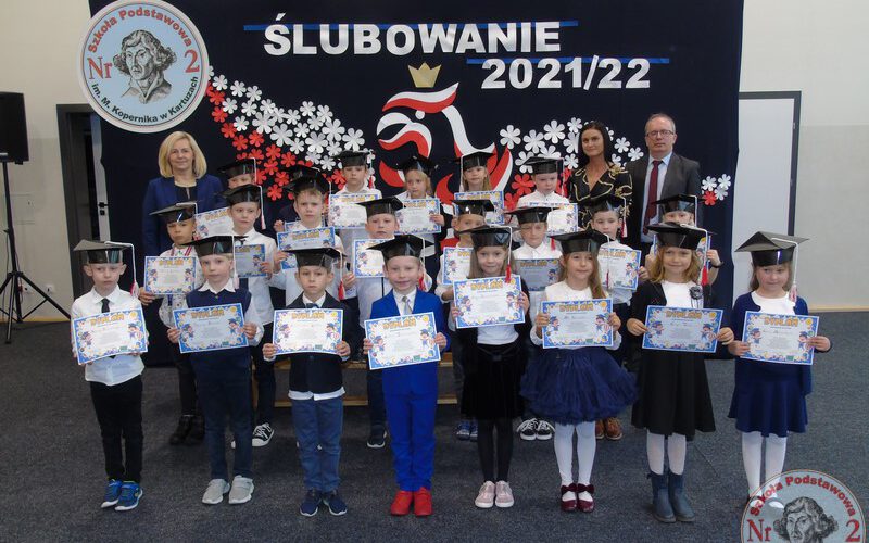 Kartuzy. Pierwszaki z „dwójki” po pasowaniu na ucznia. Zobacz zdjęcia i wideo!