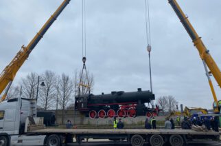 Kartuzy. Przeniesienie lokomotywy jak koncert gwiazdy rocka. Radni pytają: „Na to wydaliśmy 60 tys zł?”