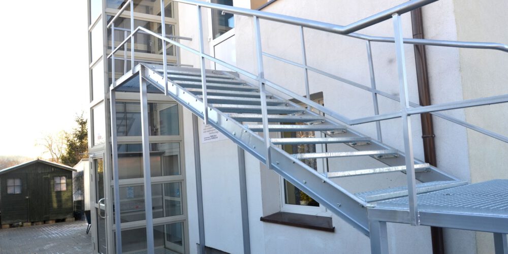 Sianowo. Nowa winda i zewn. klatka schodowa w ośrodku geriatrycznym