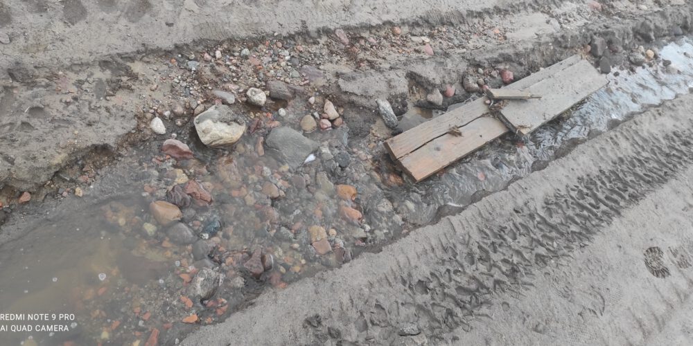 Kiełpino. Prywatna droga jak rwący strumień. Mieszkańcy: „Nikt nam nie pomaga…”