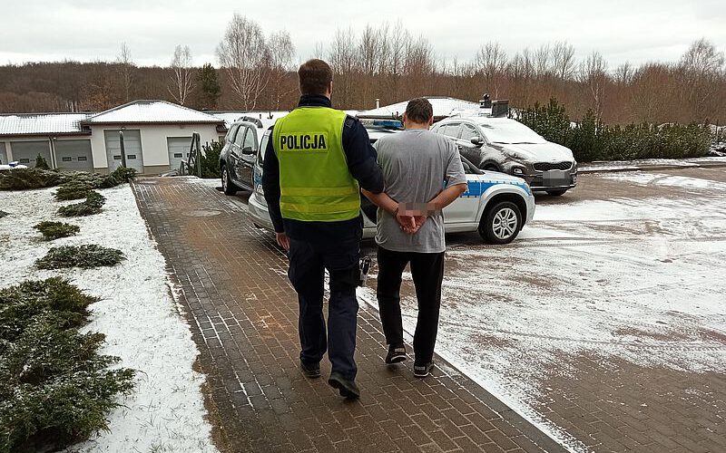 Żukowo. Zastraszał domowników, demolował mieszkanie i groził policjantom