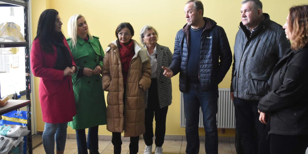 Kartuzy. Marszałek Struk w Centrum Wsparcia Uchodźców