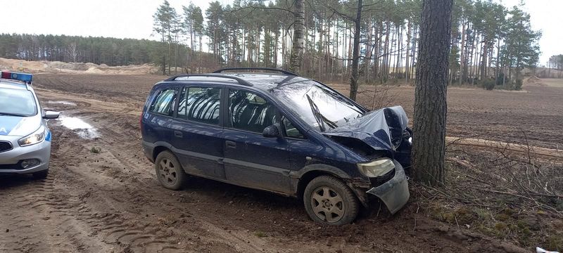 Węsiory. Autem „wylądował” na drzewie. Miał 1,2 promila alkoholu