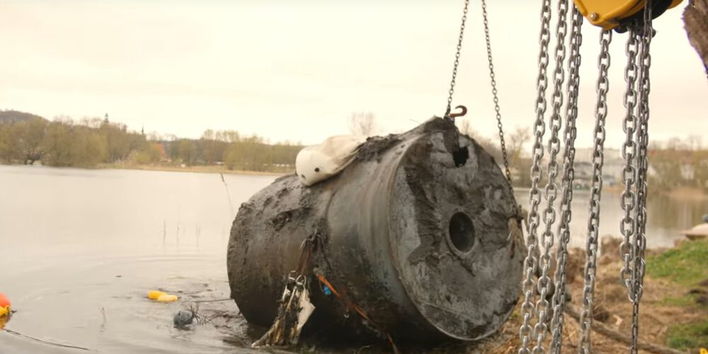 Kartuzy. Wydobyto duże elementy metalowe z J. Karczemnego. Zobacz wideo!