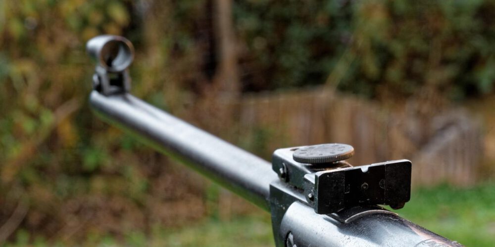 Banino. 14-latek strzelał do młodszego kolegi z tzw. wiatrówki