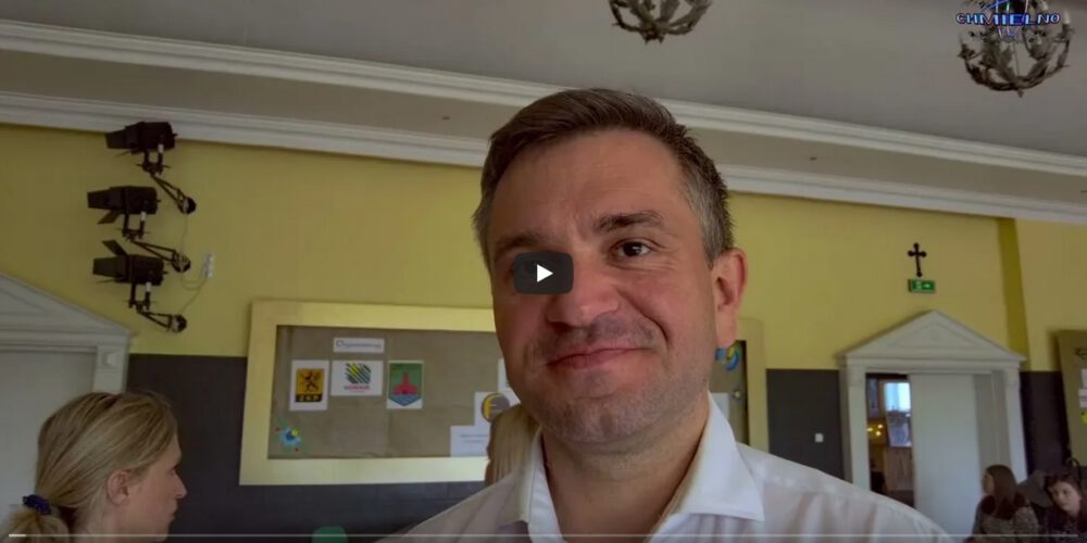 Chmielno. Wręczenie laptopów dzieciom z rodzin „popegeerowskich”